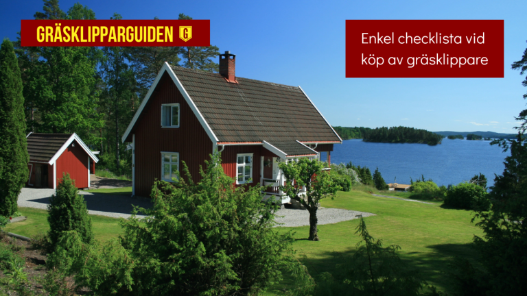 Röd stuga vid en sjö med en underbar gräsmatta.