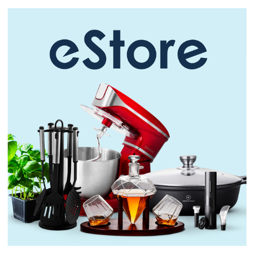 Vi gör det enkelt att odla. Wexthuset. Bilden visar en röd hushålsassistent en gjutjärnsgryta med lock. Det syns även en växt till vänster och en speciell whiskykaraff. Allt från onlinebutiken Estore som erbjuder ett brett sortiment av produkter i många kategorier - till hela familjen!